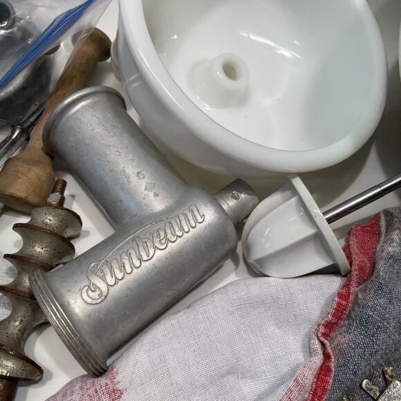 Vintage Sunbeam Automatic S Mixmaster Model 7B With Lots Of Accessories! - Picture 6 of 14